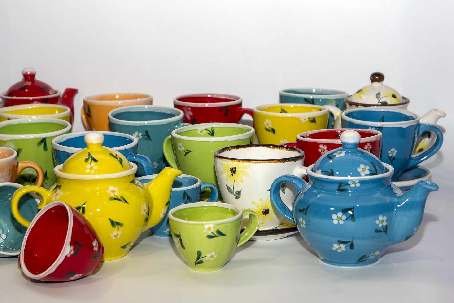 Red tea-set with flowers - Image 4