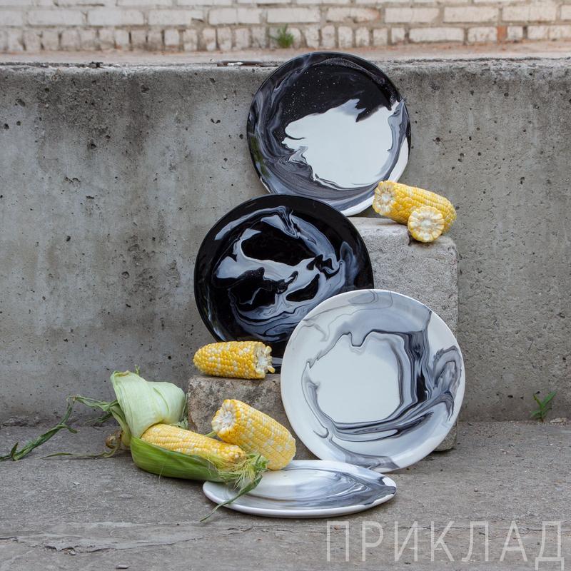 Handmade ceramic plate with marble pattern black on white - Image 3